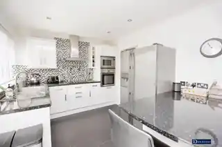 74 Wingletye Lane, photo 3