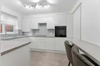 74D Worcester Road, photo 3