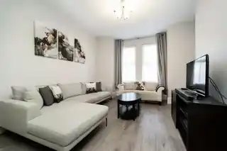 75 Gunnersbury Lane, photo 2