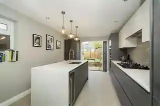 75 Gunnersbury Lane, photo 3