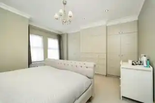 75 Gunnersbury Lane, photo 4