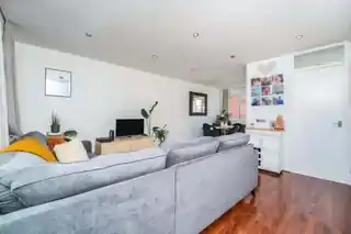 75 Huxley Close, photo 4