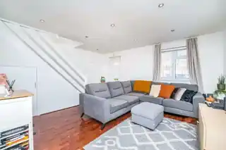 75 Huxley Close, photo 3