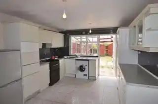 75 Overbury Street, photo 3