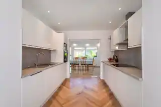 76 Amberley Road, photo 3