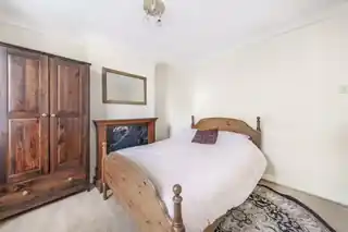 76 Crispen Road, photo 2