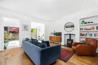 76 Hewitt Avenue, photo 2