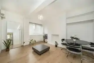 77 Adams Gardens Estate, photo 2