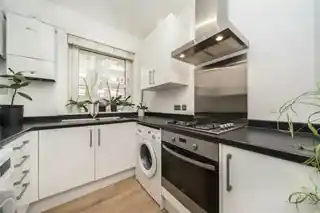 77 Adams Gardens Estate, photo 3