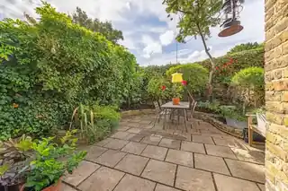 77 Holmewood Gardens, photo 3