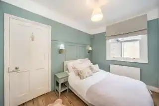 77 Tyneham Road, photo 4