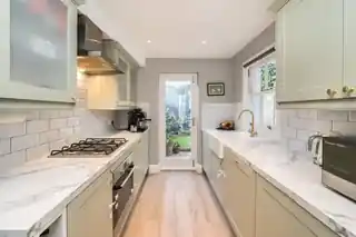 77 Tyneham Road, photo 2