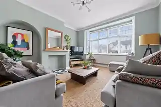 78 Elmstead Gardens, photo 2