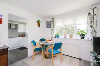 79 Avenue Road, photo 3