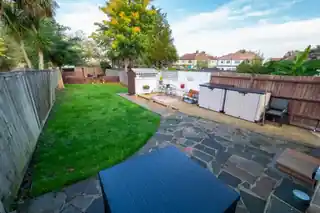 79 Priory Crescent, photo 3