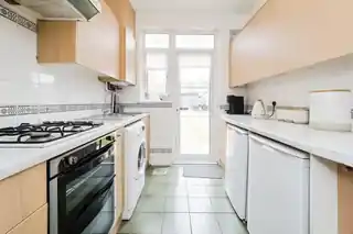 79 Sandringham Road, photo 3