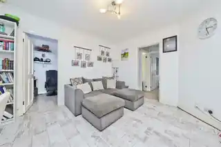 8 Avon Close, photo 2