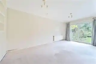 8 Barnet Gate Lane, photo 4