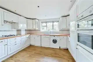 8 Barnet Gate Lane, photo 3