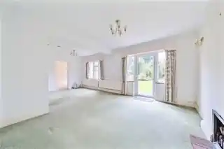 8 Barnet Gate Lane, photo 2