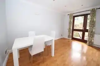 8 Brook Park Close, photo 4