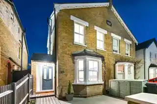 8 Canbury Avenue, photo 4