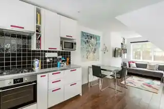 8 Carisbrooke Gardens, photo 2
