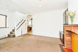 8 Cassiobury Avenue, photo 3