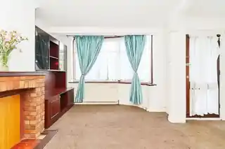 8 Cassiobury Avenue, photo 4