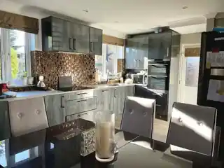 8 Chessington Hill Park, photo 3