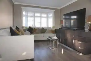8 Chessington Hill Park, photo 2