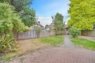 8 Davington Gardens, photo 3