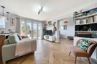 8 Denning Close, photo 2
