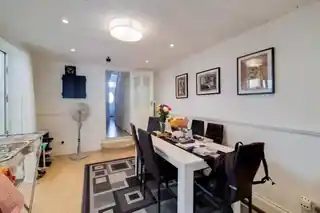 8 Edith Road, photo 3