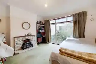 8 Elgar Avenue, photo 3