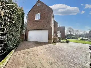 8 Elmfield Way, photo 4