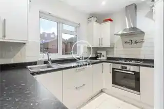 8 Elms Avenue, photo 4