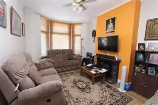 8 Farnham Road, photo 3