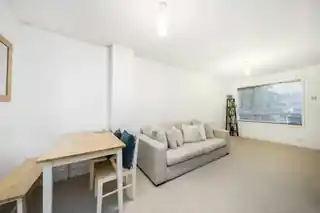8 Glen Walk, photo 3