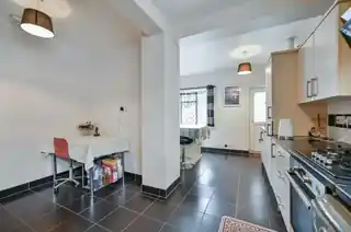 8 Hounslow Gardens, photo 3