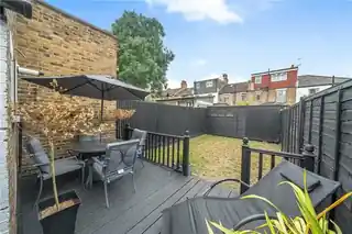 8 Howarth Road, photo 2