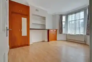 8 Leighton Gardens, photo 2