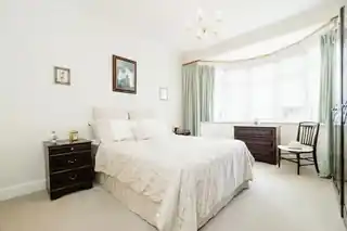 8 Lingfield Avenue, photo 4