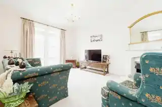 8 Lingfield Avenue, photo 2
