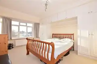 8 Mellows Road, photo 3