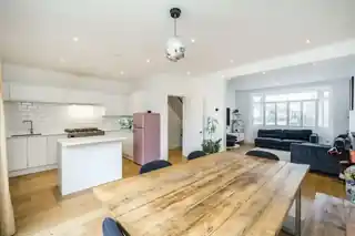 8 Northfields Road, photo 2