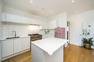 8 Northfields Road, photo 4