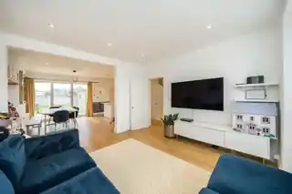 8 Northfields Road, photo 3