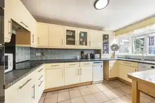 8 Rydston Close, photo 3
