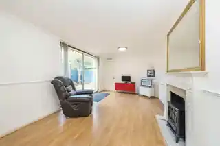 8 Rydston Close, photo 4